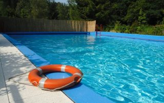 Sécuriser sa piscine à Niort les aménagements